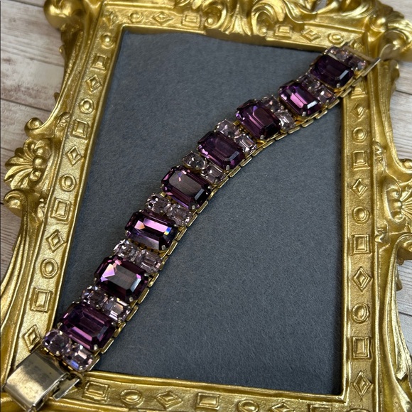 1950s Coro Pegasus bracelet featuring purple and lavender baguette rhinestones - Picture 3 of 10